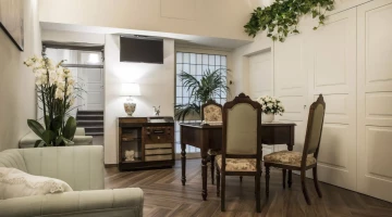 Espace commun avec table et fauteuils