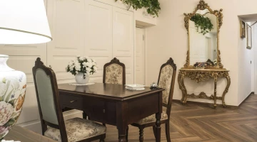 Espace commun avec table et chaises