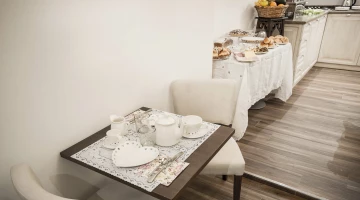 Tables dressées pour le petit-déjeuner