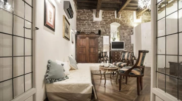 Salle familiale avec coin salon et canapé-lit