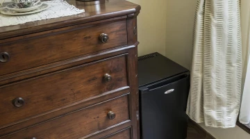 Meubles anciens et minibar