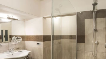 Salle de bain privée avec cabine de douche