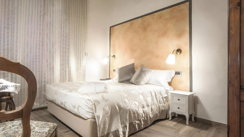 Chambre simple avec lit français