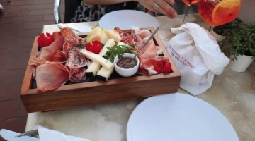 Aperitivo con prodotti tipici toscani
