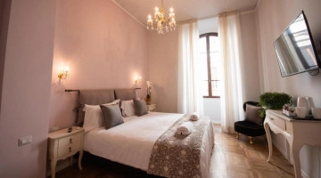 Camera tripla con letto matrimoniale, TV e bollitore
