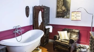 Deluxe room with bathtub