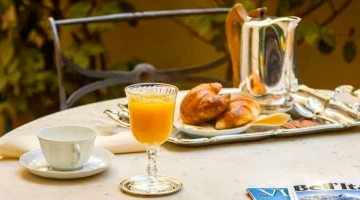 Italienisches Frühstück im privaten Patio