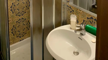Badezimmer mit Duschkabine