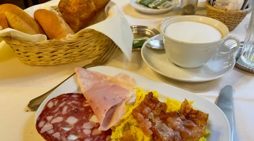 Herzhaftes Frühstück mit Aufschnitt, Salami, Speck und Eiern