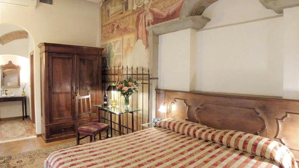 Superior room with 17th century frescoes