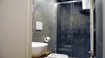 Bagno con box doccia