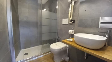 Bagno con box doccia