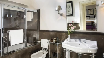 Badezimmer mit Badewanne im Deluxe-Dach