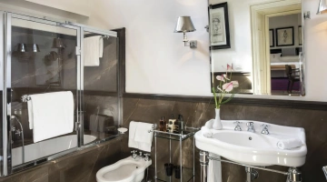 Roof deluxe bathroom with tub