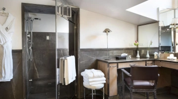 Lorenzo the Magnificent Premiere Suite Bathroom
