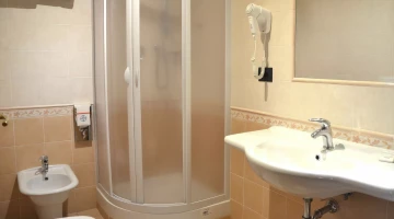 Salle de bain privée avec douche et sèche-cheveux