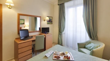 Chambre équipée de TV et ordinateur portable
