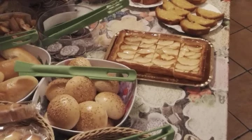 Buffet petit-déjeuner avec produits sucrés