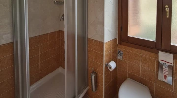 Salle de bain privée avec cabine de douche