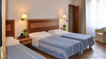 Chambre triple avec trois lits simples