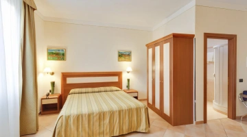 Double bedroom with private bathroom