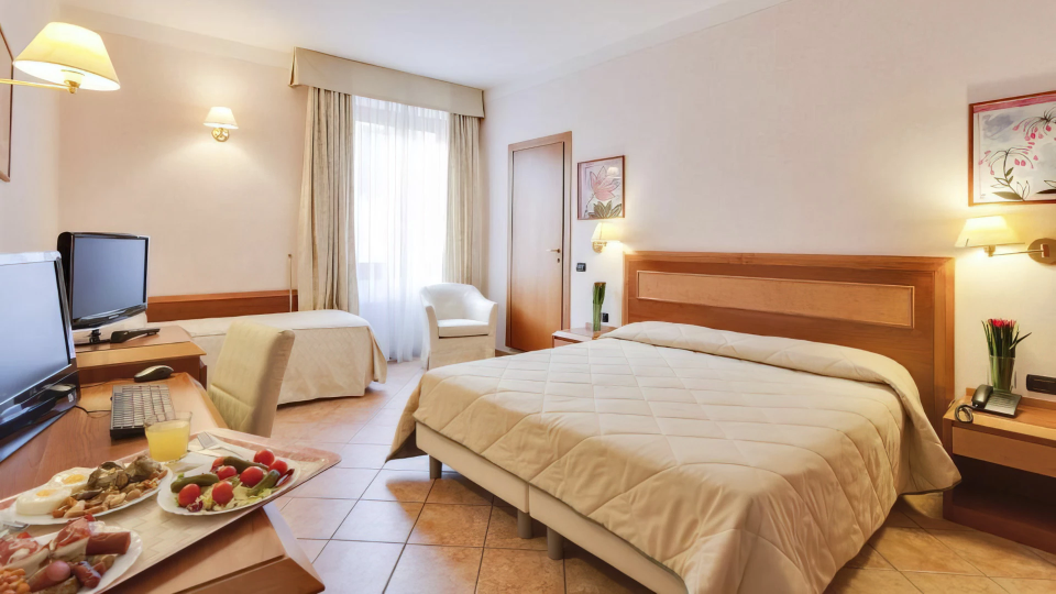 Chambre triple avec lit double et lit simple