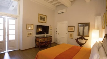 Dettaglio arredi in camera d'appartamento