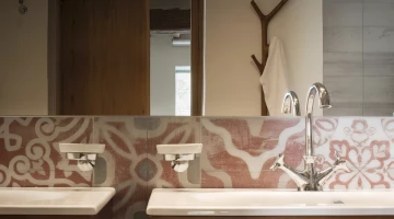 Privates Badezimmer mit Doppelwaschbecken