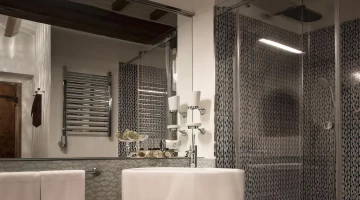 Privates Badezimmer mit Duschkabine