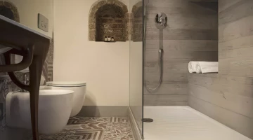 Privates Badezimmer mit Duschkabine