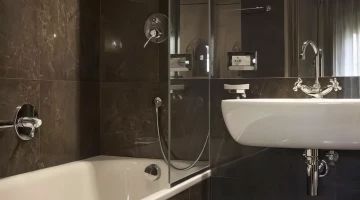 Privates Badezimmer mit Duschkabine