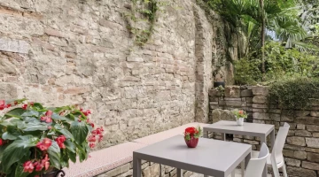 Garten mit Tischen und Stühlen