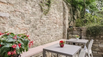 Jardin avec tables et chaises