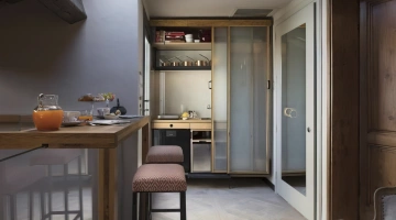 Espace commun avec table de petit-déjeuner