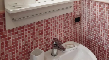 Salle de bain privée avec sèche-cheveux