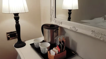 Bouilloire, tasses et service à thé dans la chambre