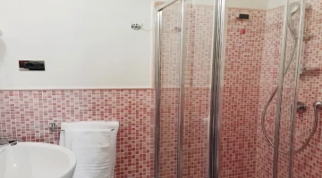 Salle de bain privée avec cabine de douche