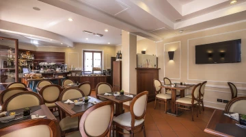 Breakfast room and internal bar