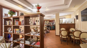 Common area with bar and breakfast room