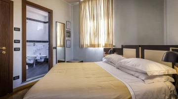 Double bedroom with private bathroom