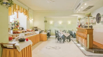 Breakfast room, bar and buffet