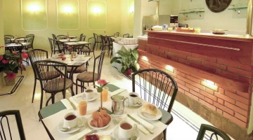 Breakfast room and bar