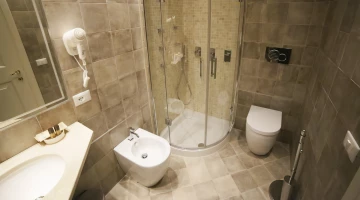 Private bathroom, deluxe room art
