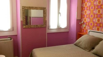 Schlafzimmer mit Doppelbett