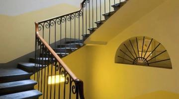 Treppe zu den Etagen