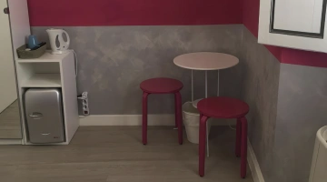 Zimmer mit Wasserkocher und Minibar