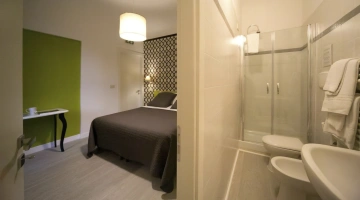 Privates internes Badezimmer mit Duschkabine