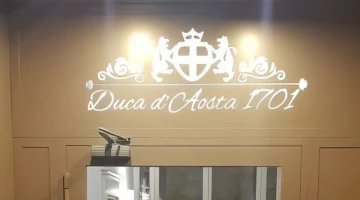 Schild „Hotel Duca d&#39;Aosta“.
