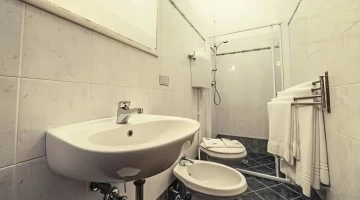 Privates Badezimmer mit Duschkabine