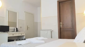 Doppelzimmer mit TV und Wasserkocher